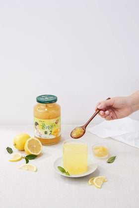Damtuh lemon marmalade spread on toast for a zesty breakfast.