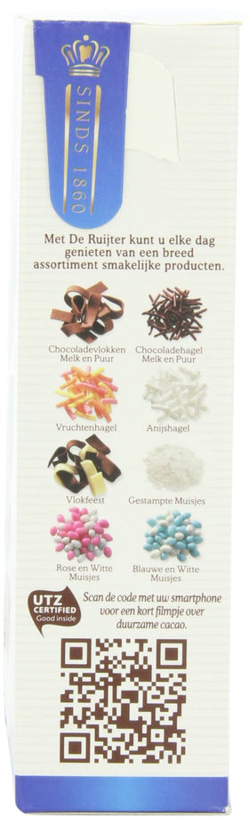 Deruyter Chocoadehagel Melk sprinkles sprinkled on cookies and pies.