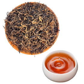 DIAN MAI HAO Yunnan Golden Special in a cup shows a copper infusion and aroma.