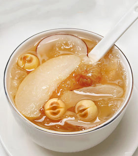 Doorpetal dried lotus seeds in herbal tea for gentle aroma.