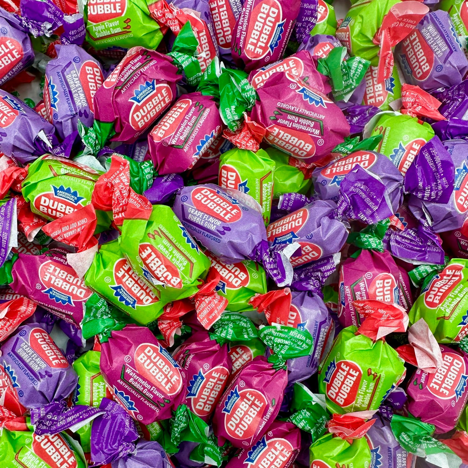 Dubble fruit flavors Apple gum pieces for everyday snacking and sharing.