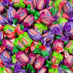 Dubble fruit flavors Apple gum pieces for everyday snacking and sharing.
