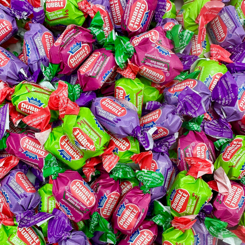 Dubble fruit flavors Apple gum pieces for everyday snacking and sharing.