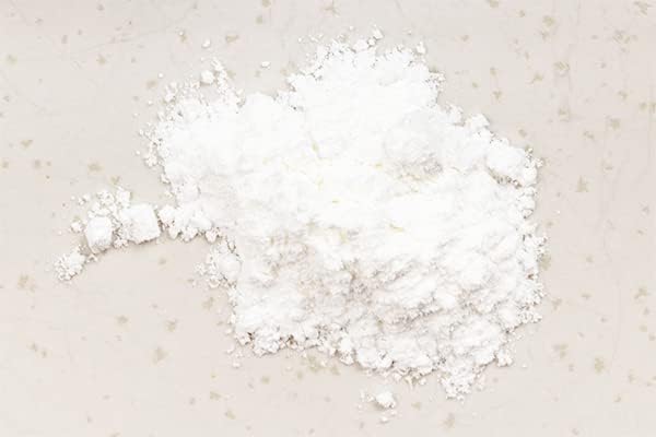 Earthborn Elements Baking Soda cleaning a surface with a soft cloth