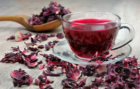 Hibiscus tea brew in a glass teapot showing vibrant ruby infusion by EarthWise