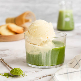 Elan Organic Matcha powder close-up shows vibrant jade-green color, ideal for smoothies