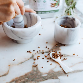 Elanen Naturals dandelion root brewing steam releasing warm aroma.