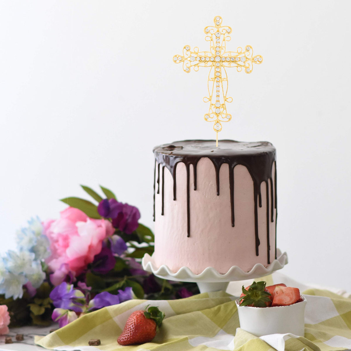 Adjustable 4.5-inch prongs enable secure fit for different desserts in Ella Celebration topper.
