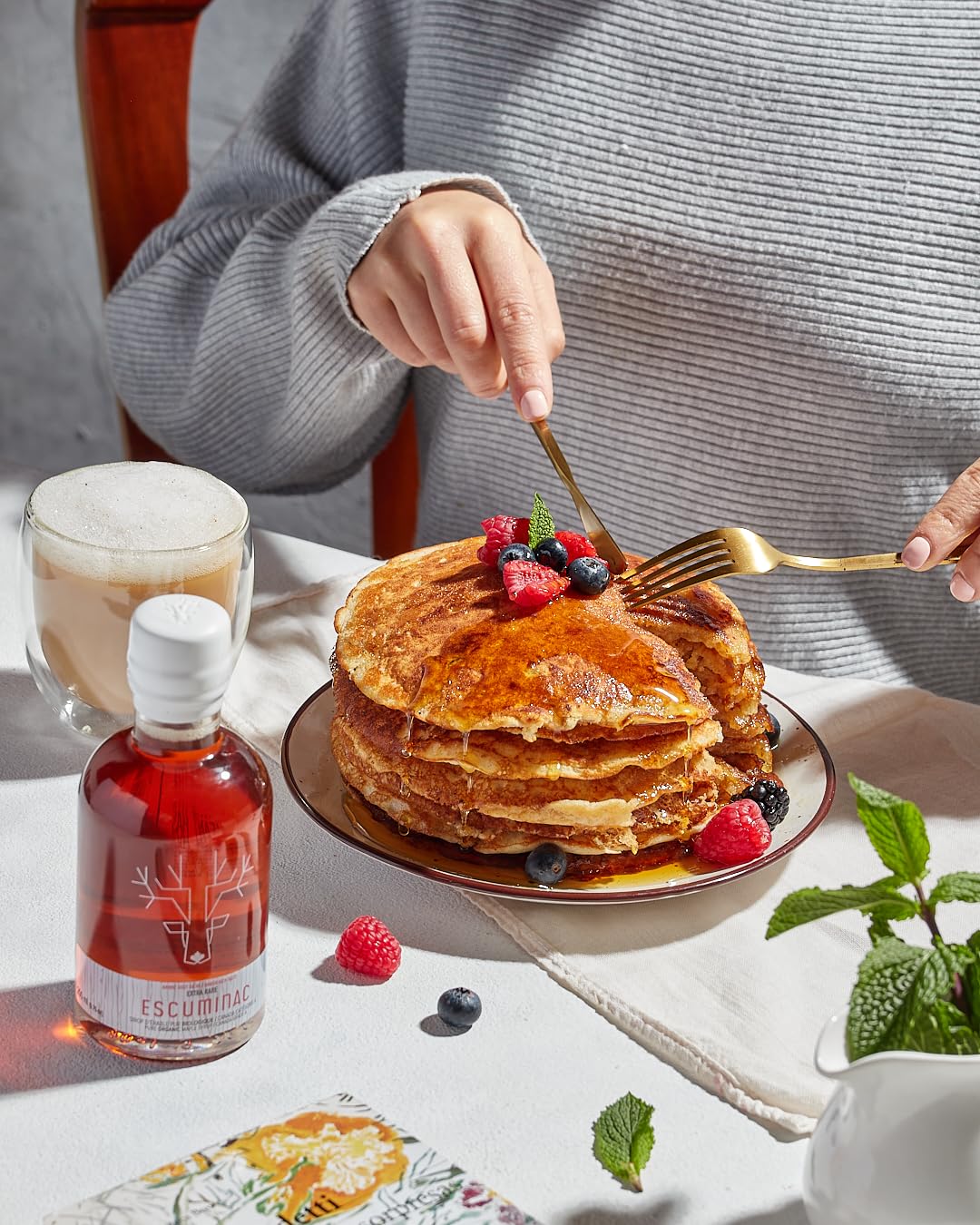 Escuminac maple syrup amber wedding favor set, elegant touch for guests.