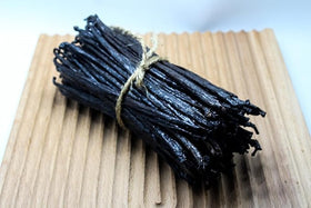 ESSENCE VANILLA BEANS Tahitian close-up highlighting aroma and texture for sauces and desserts.