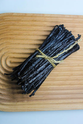 Essence vanilla beans aroma and versatility for desserts and sauces.