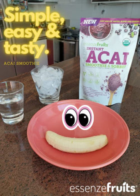 Essenzefruits Acai Powder smoothie in a glass, ready to blend.