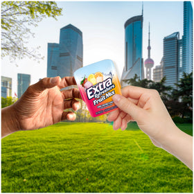Extra Gum Refreshers Tropical Mist close-up, tropical flavor uplift.