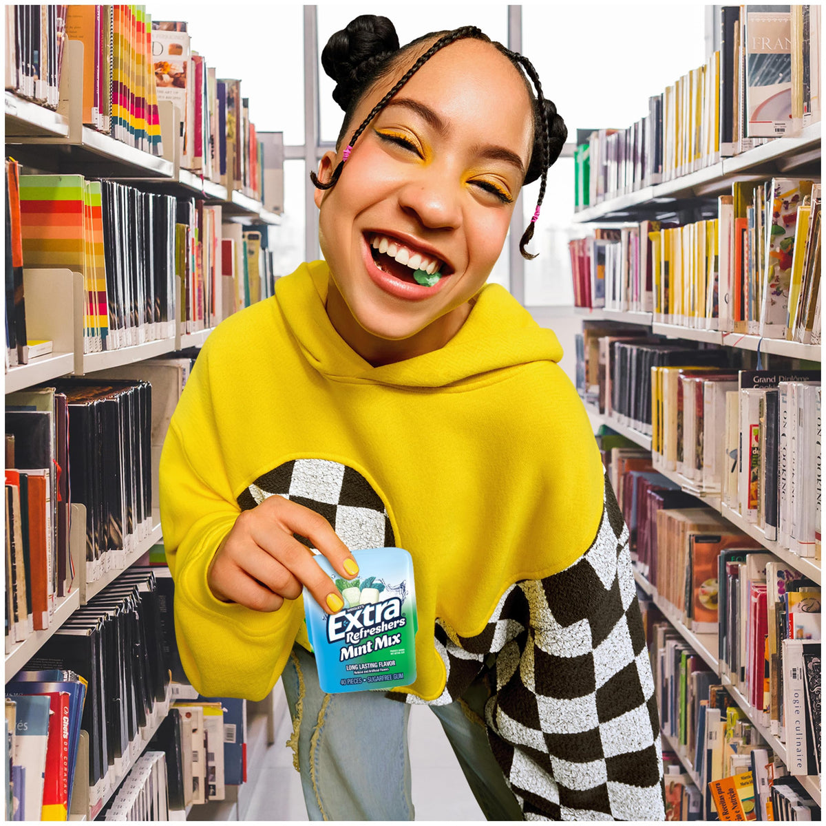 EXTRA Refreshers Mint Mix Gum easy-open bottle feature.