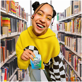 EXTRA Refreshers Mint Mix Gum easy-open bottle feature.
