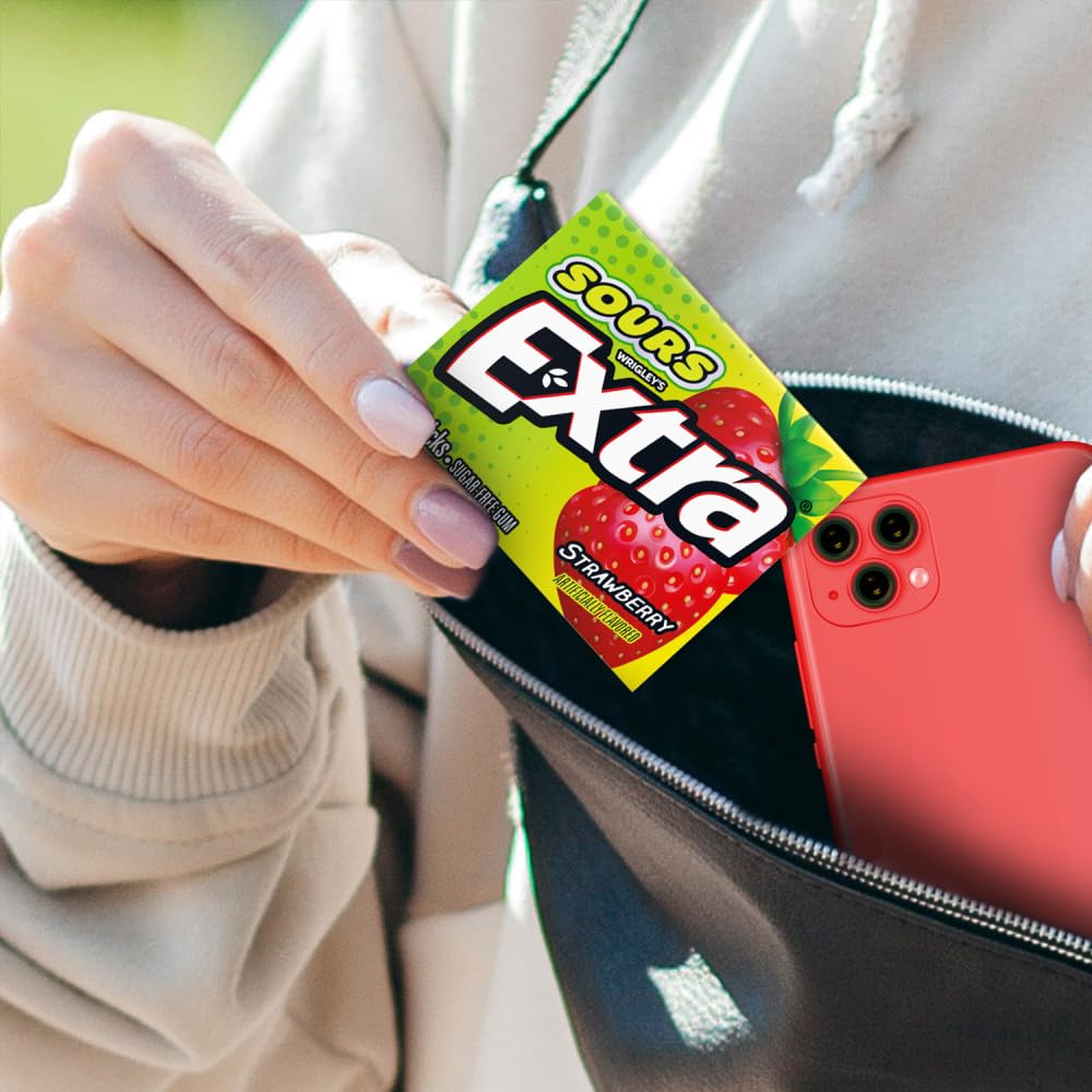 Extra Sours Strawberry sugar-free gum for post-meal freshness.