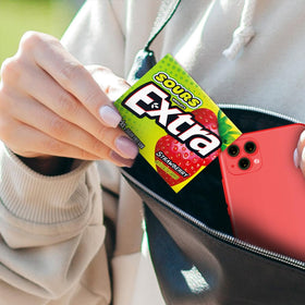 Extra Sours Strawberry sugar-free gum for post-meal freshness.