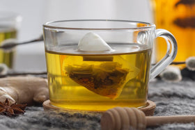 Fabula Menopause Tea steeping in a cup with mint aroma for calm evenings.
