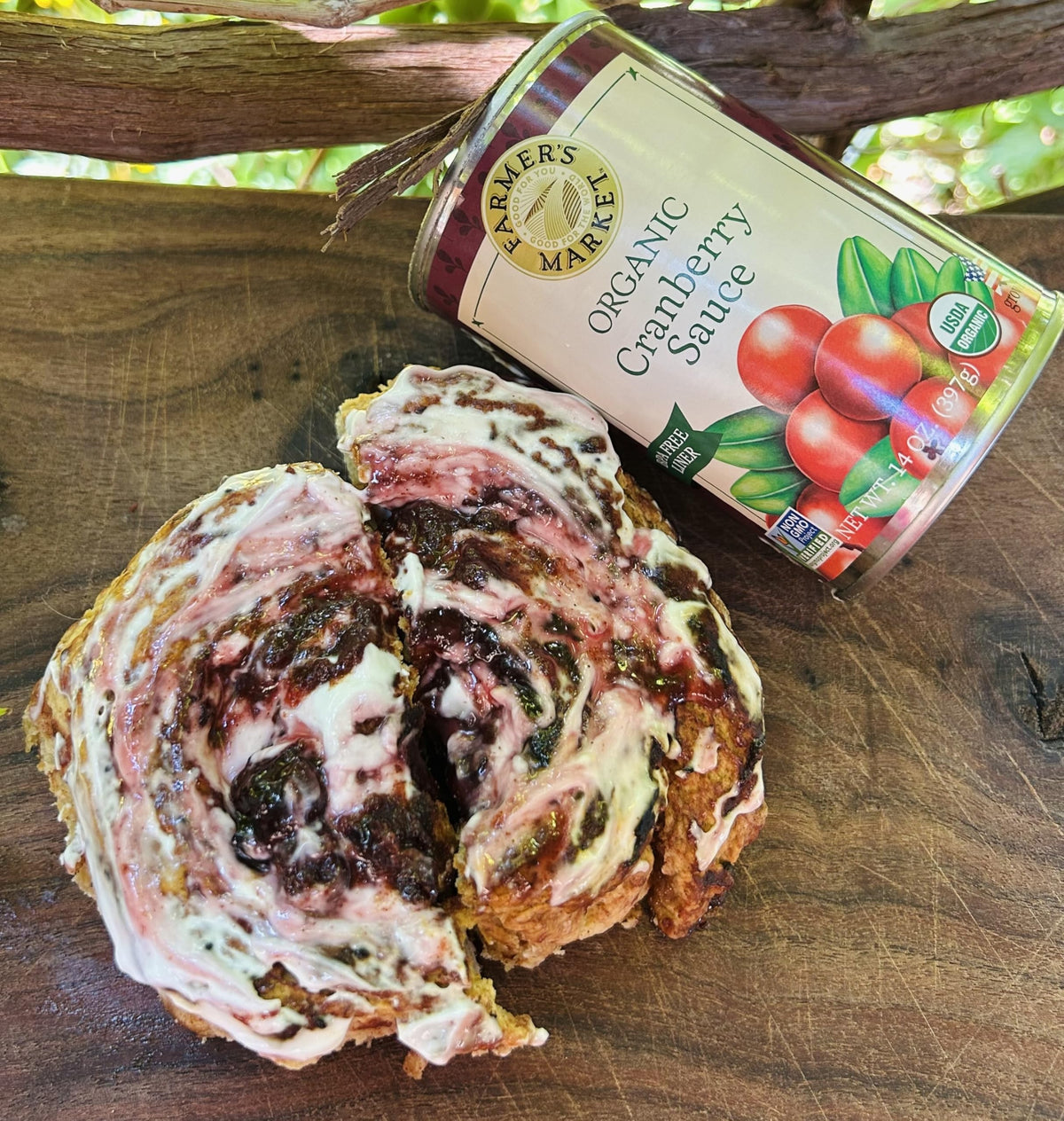 Organic and non-GMO badges on FARMER'S MARKET cranberry sauce visuals.