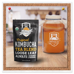 Home kombucha setup with Fermentaholics blend and glass jar.