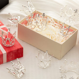 FFNIU diamond-free alloy crown offers lightweight cake decor.