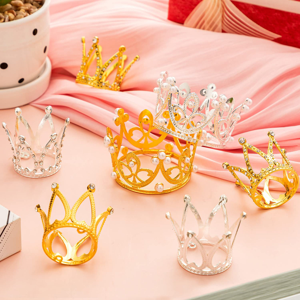 FFNIU pearl rhinestone heart crown topper offers delicate elegance for events.