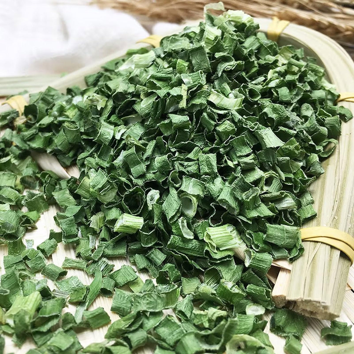 FIFIWER green onion flakes in a dish suggesting versatile topping and garnish