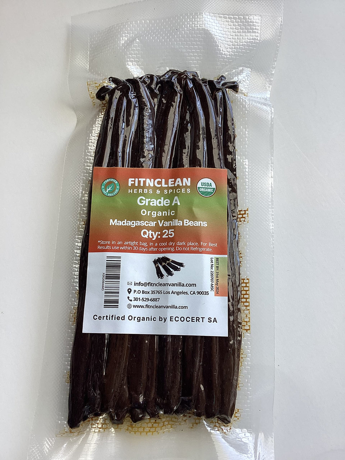 Close-up of dense 6-inch vanilla bean pods from FITNCLEAN.