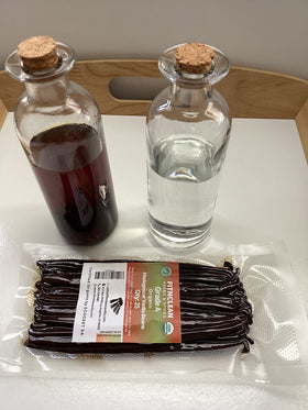 Cool, dry storage preserves FITNCLEAN vanilla beans in an airtight bag.