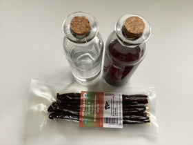 FITNCLEAN vanilla seeds exposed inside fresh bean ideal for infusions