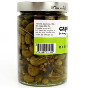 FRATELLI D'AMICO caperberries close up, crisp texture perfect for Mediterranean recipes
