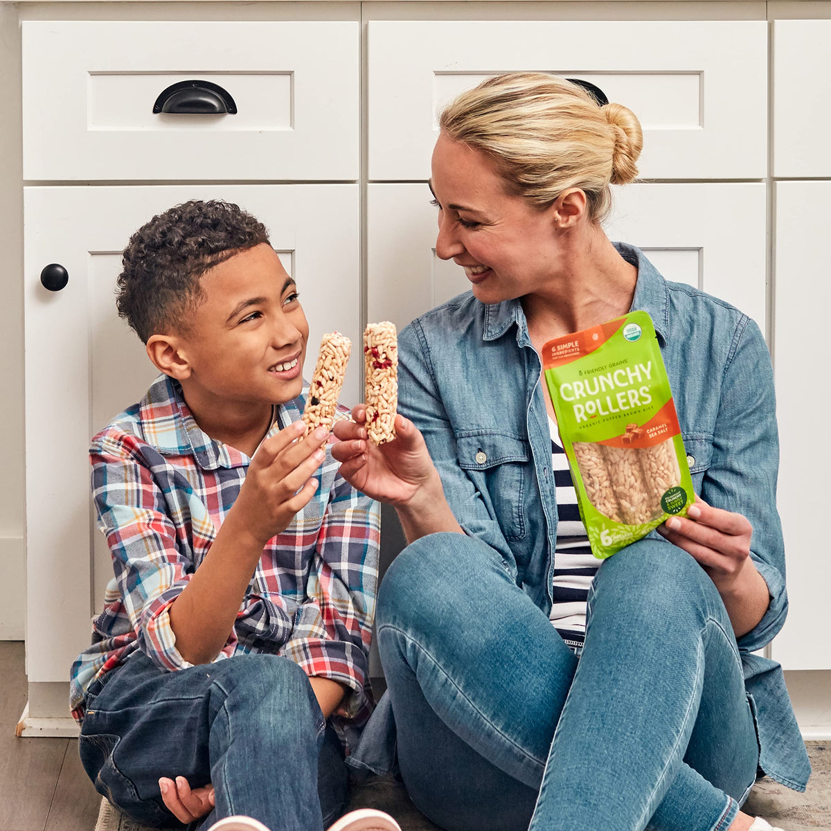 Friendly Grains Crunchy Rollers Apple Cinnamon close-up showing cozy flavor.