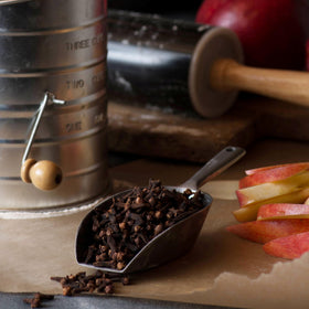 Frontier Co-op Organic Whole Cloves tea infusion showcasing flavor infusions.