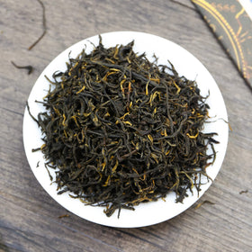 FullChea Golden Monkey Tea amber liquor in a cup highlights fruity notes for a pleasant sip.
