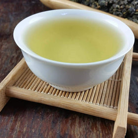 FullChea hand-picked bud-and-leaves captured for traditional oolong craftsmanship.