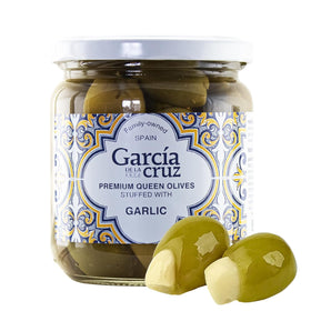 Garcia DE LA cruz 1872 garlic stuffed olives in a jar, ideal for tapas and garnish.