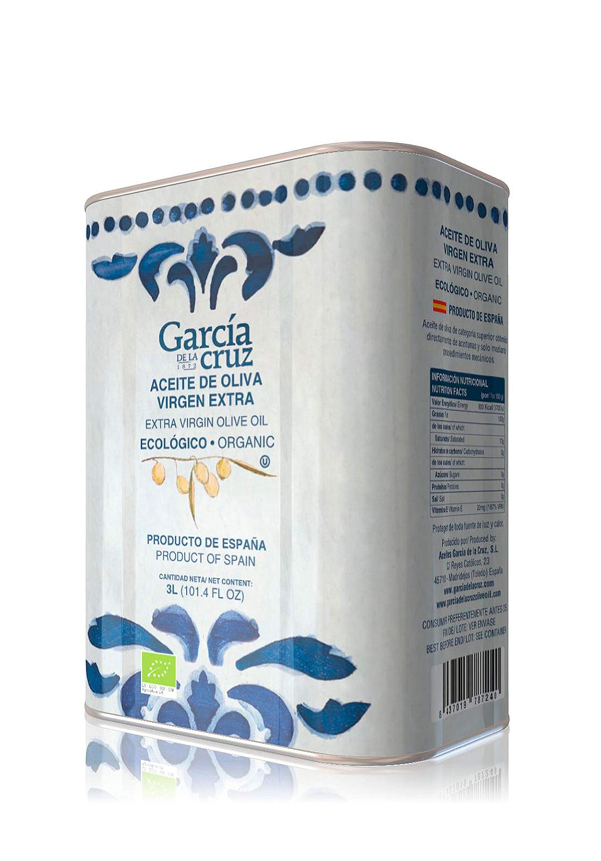 García de la Cruz olive oil pour action shows smooth drizzle for sautéing.