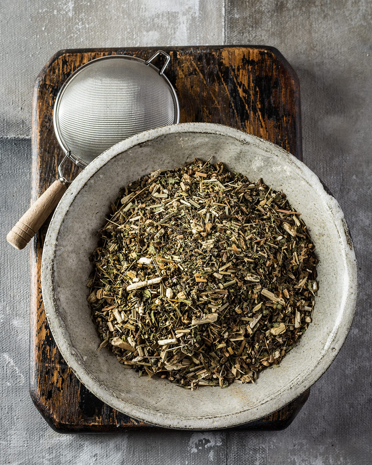 Gardenika immune tea ready for steeping in a cozy kitchen setup.