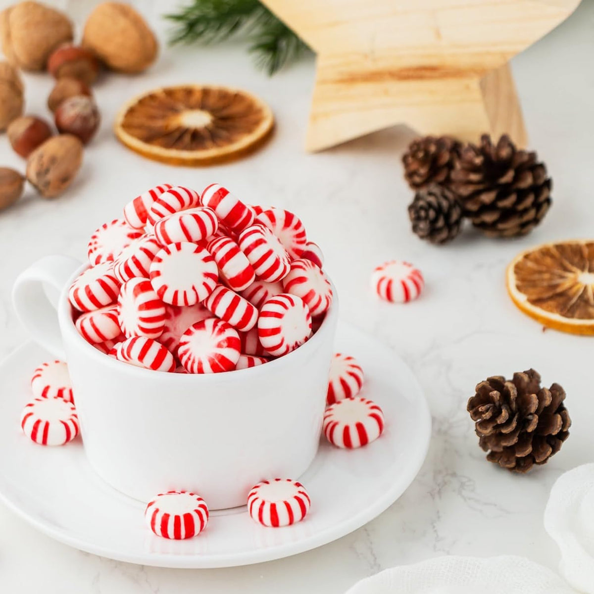 GEEOOLLAH reusable bucket keeps mints organized and ready for guests.
