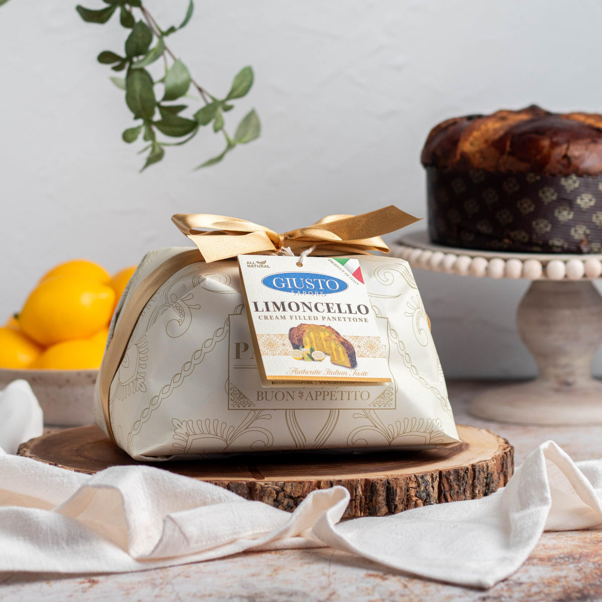 Giusto Sapore Panettone 28oz serves generous festive portions.