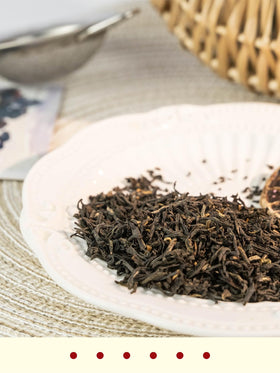 GLDNT aroma blends floral and honey hints for a fragrant cup.