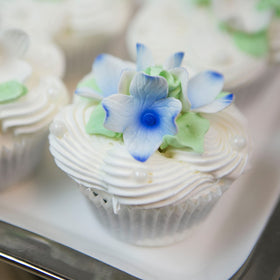Global Sugar Art hydrangea blossom unwired on cake top for elegance