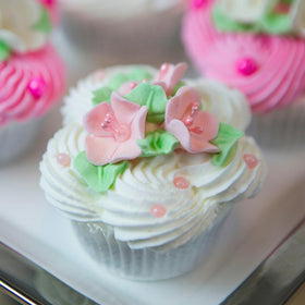 Global Sugar Art pearl-stamen blossoms with non-edible details for elegant toppers.