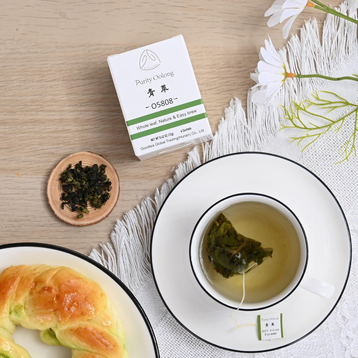 Gift-ready GTGLOTRA oolong tea packaging.