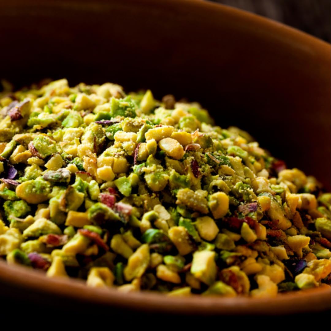 GUSTO ETNA pistachios as ice cream topping with crunchy texture.