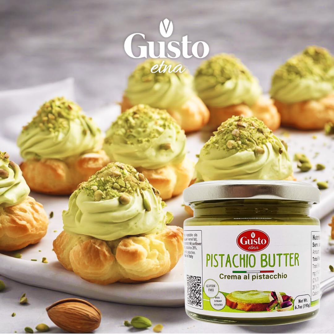 Gusto Etna Pistachio Cream with spoon ready to taste