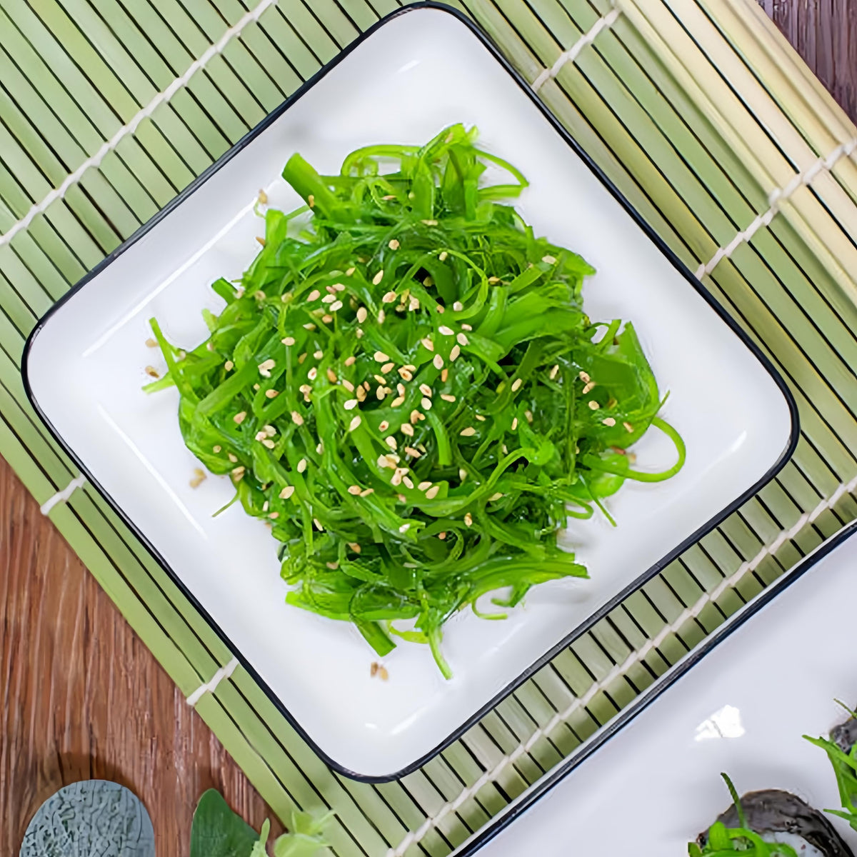 GXXDMZAQ sesame-seasoned seaweed salad ready to elevate sushi bowls.