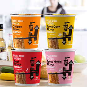 Hethstia ramen noodles close-up highlights real vegetables and seasoning packs.
