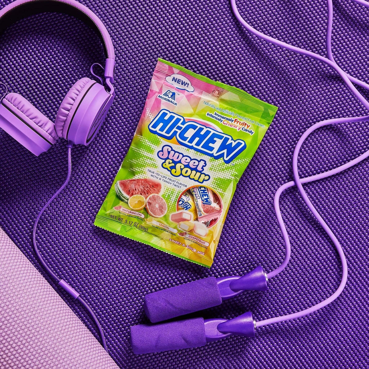 HI-CHEW sharing-snack moments image invites friends to enjoy together.