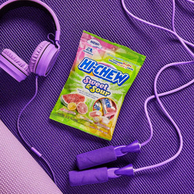 HI-CHEW sharing-snack moments image invites friends to enjoy together.
